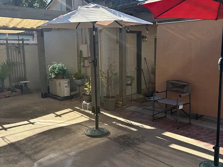321 Las Palmas Ave #B — Photo 17