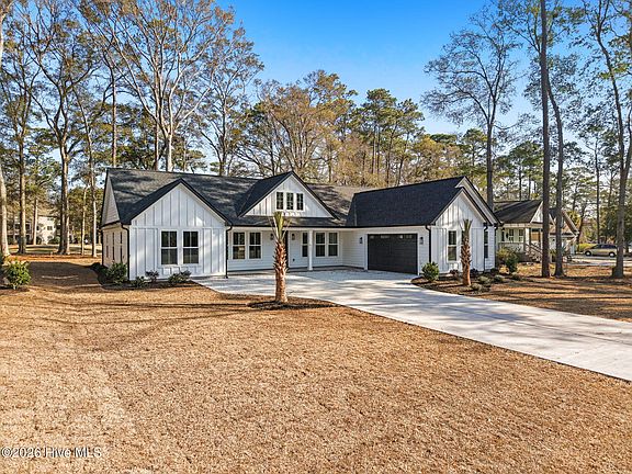 3rd image of 822 Shoreline Drive W