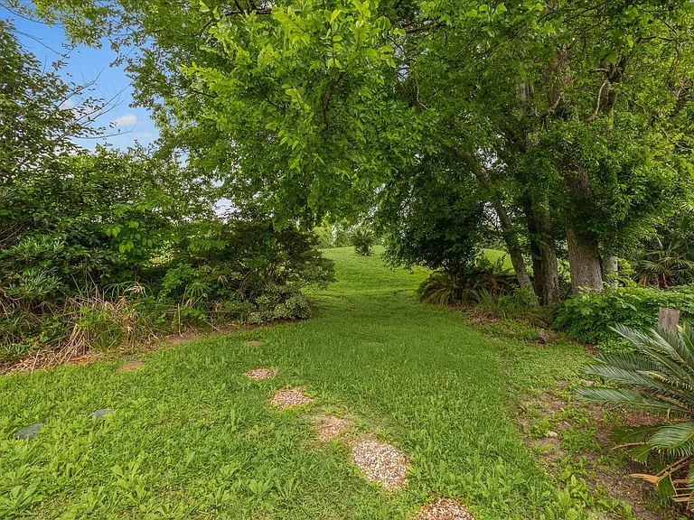 910 Coachlight Dr — Photo 24