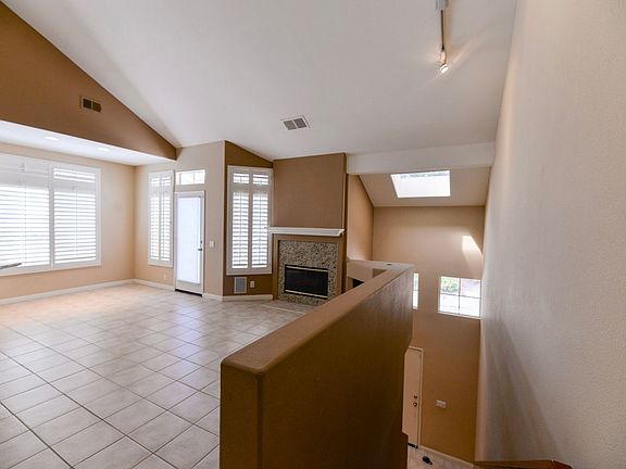 3rd image of 215 Shorebreaker Dr