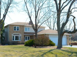 18N635 Field Ct, West Dundee, IL 60118