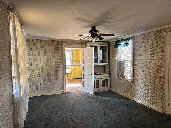 4th image of 422 N Market St