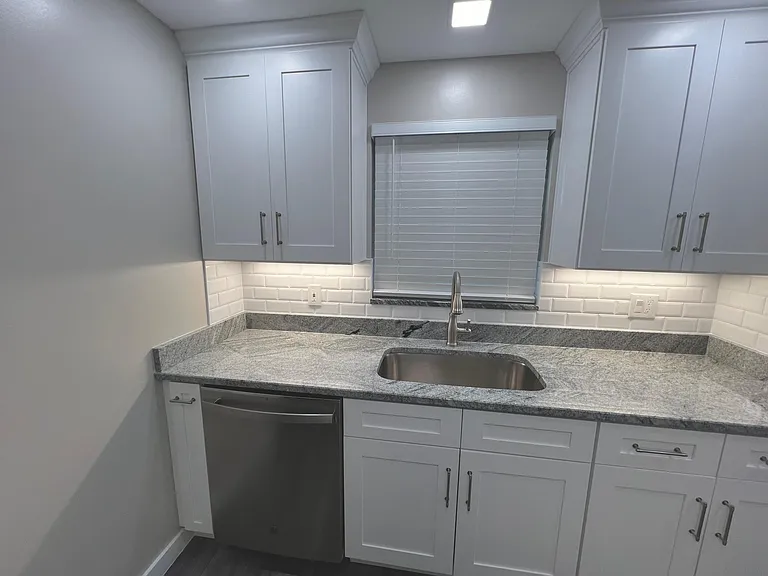 1147 Victoria Dr #B3 — Photo 14