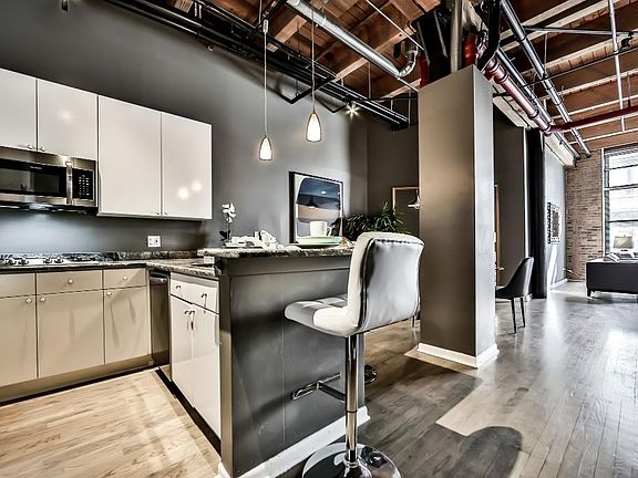 4th image of 703 W Jackson Blvd #104D