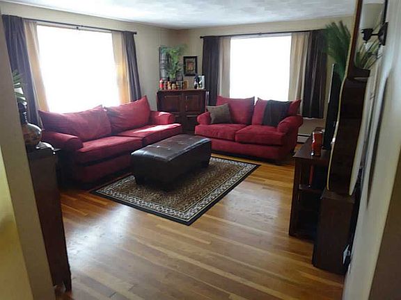 5th image of 32 Belcourt Ave