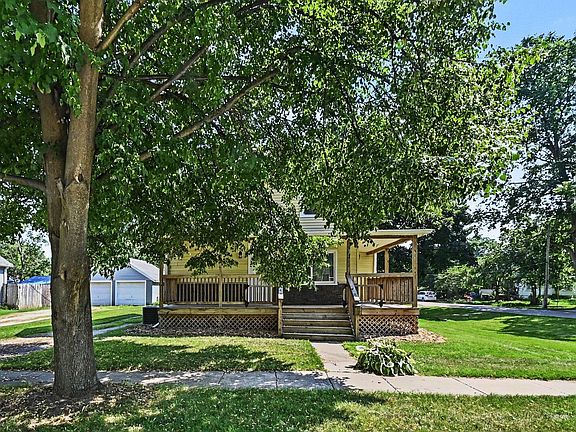3rd image of 211 King St