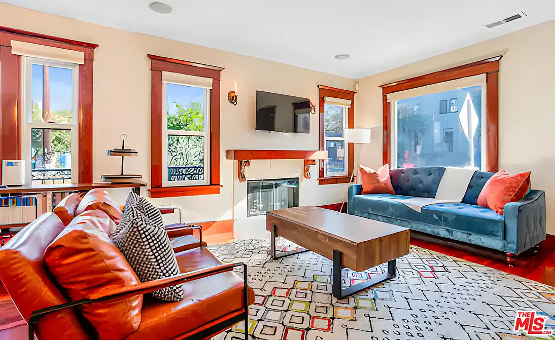 2 bed, 2.0 bath, 800 sqft, $4,200 — Photo 3