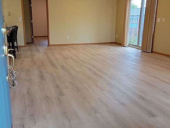 3rd image of 1139 W Maple St