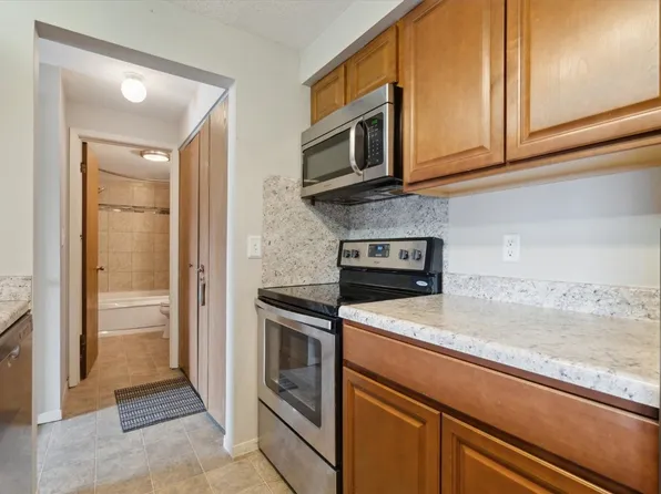 914 Benton Dr APT 31, Iowa City, IA 52246