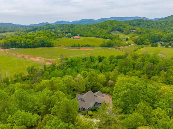 820 Country Walk, Franklin, NC 28734