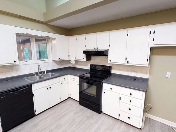 5th image of 163 Sycamore Cir