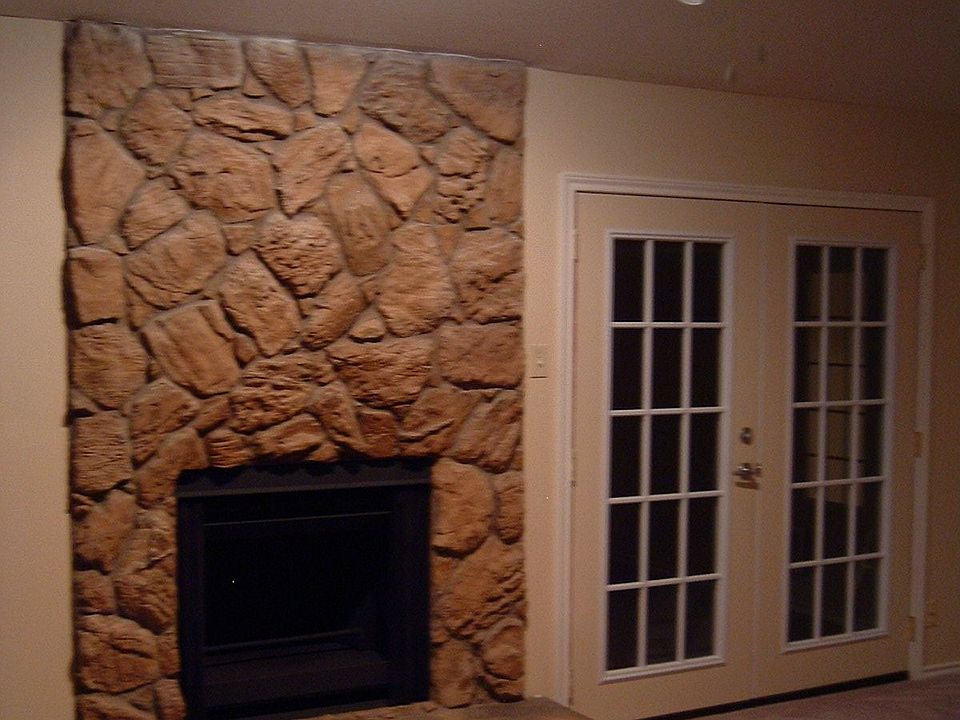 Living Room / Fireplace