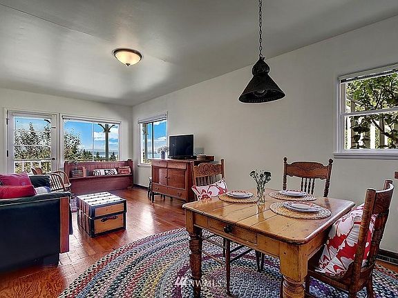 Living/Dining room area.