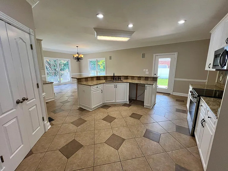 2903 Saint Johns Dr — Photo 12