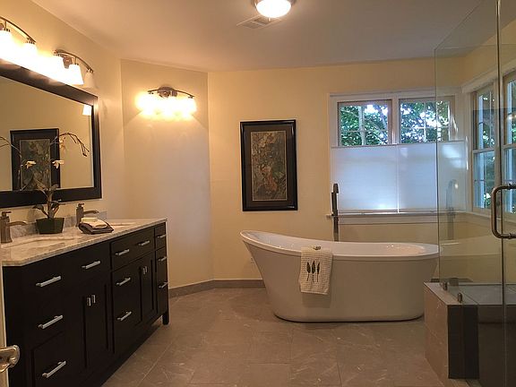 3rd image of 2556 Holly Manor Dr