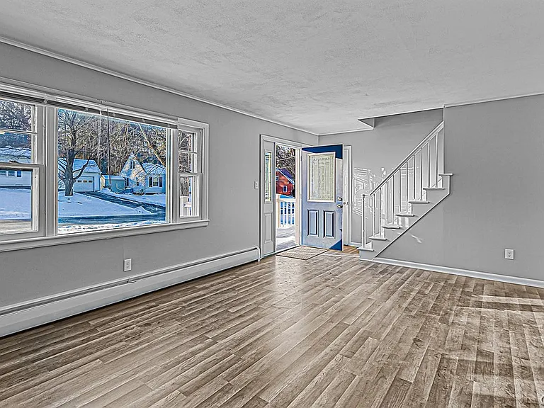 11 Winmar Cres — Photo 5