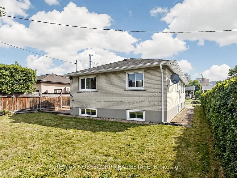 8 Summerfield Cres — Photo 41