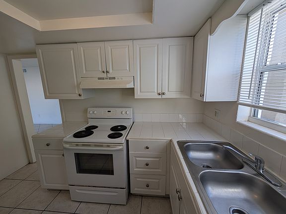 5th image of 2597 N Oleander Ave APT 3