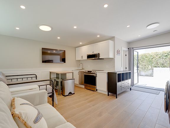 2nd image of 208 J Ave #1/2