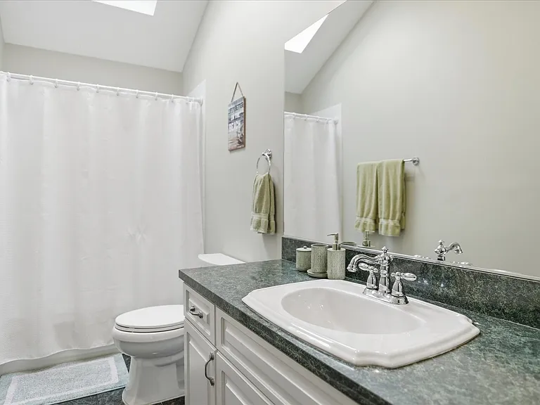 20 Stuart Ct — Photo 33