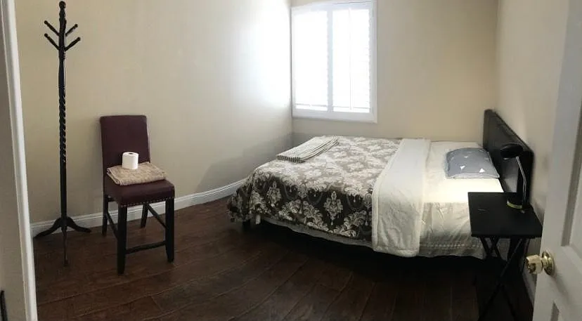2 bed, 280 sqft, $999 — Photo 1