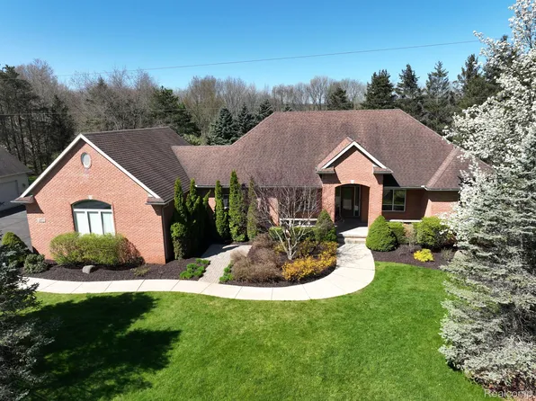 2877 Fenton Rd, Hartland, MI 48353