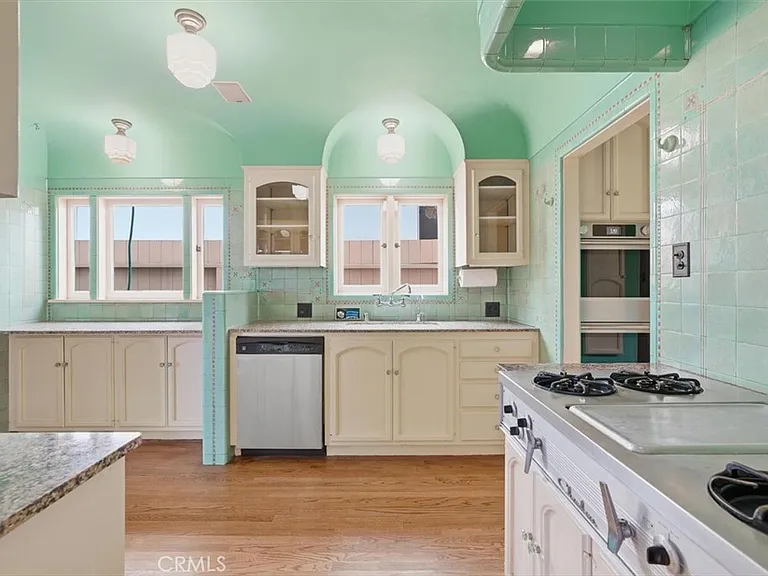 1602 The Strand — Photo 12