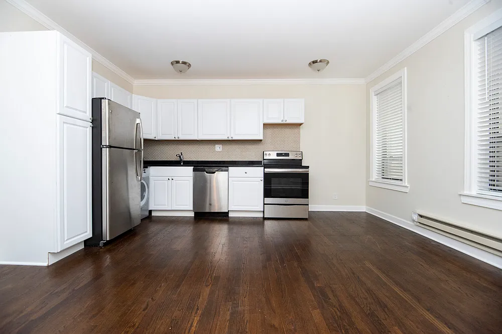 Building Photo - 3345 N Marshfield Ave #307
