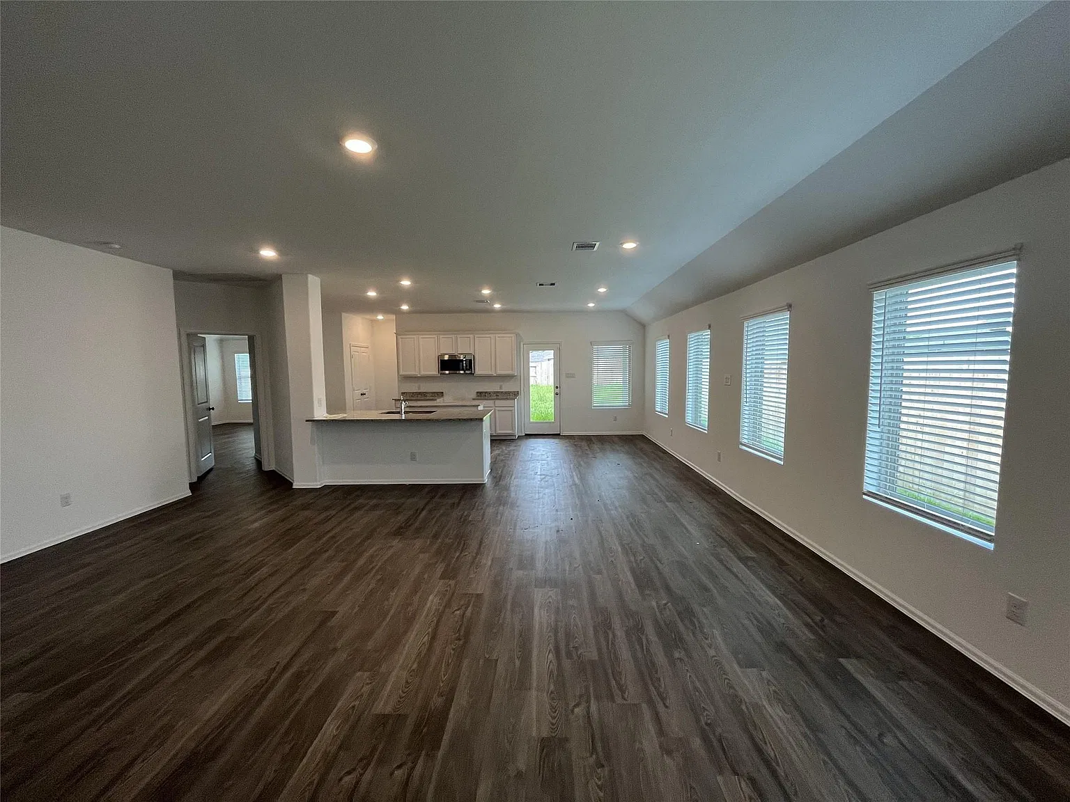 3 bed, 2.0 bath, 2086 sqft, $2,050 — Photo 3