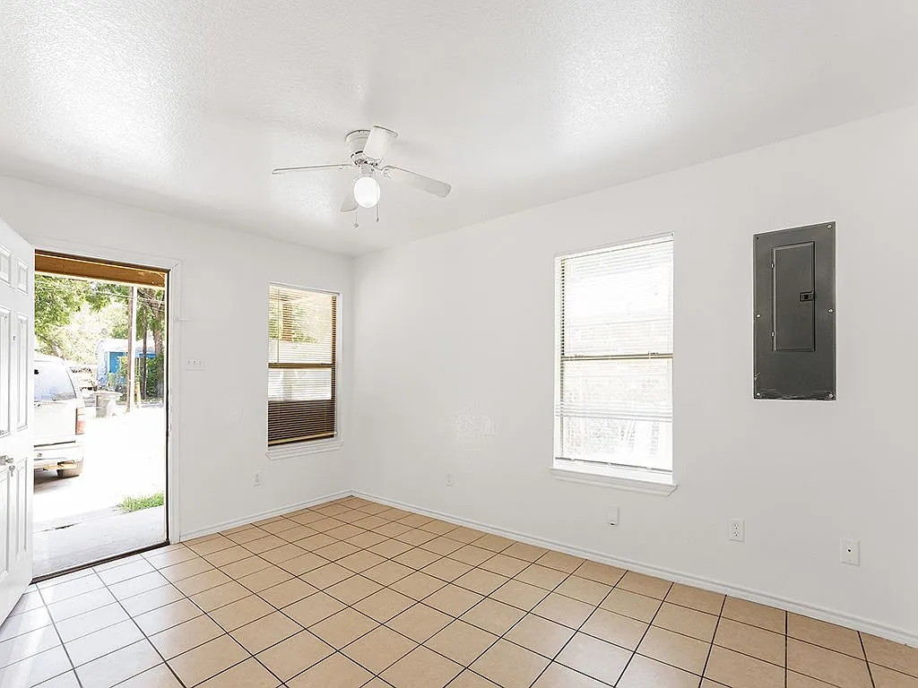 3 bed, 2.0 bath, 924 sqft, $1,500 — Photo 4