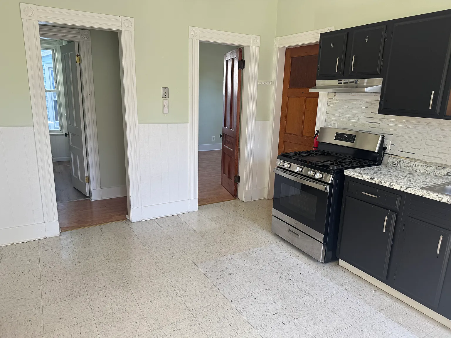 3 bed, 1200 sqft, $2,150 — Photo 2