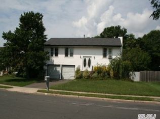 868 Greenbelt Pkwy W, Holbrook, NY 11741