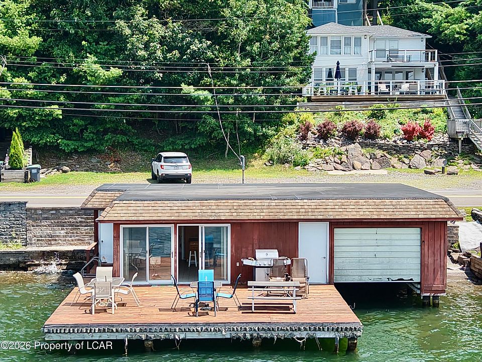 1st image of 11 Lakeside Dr