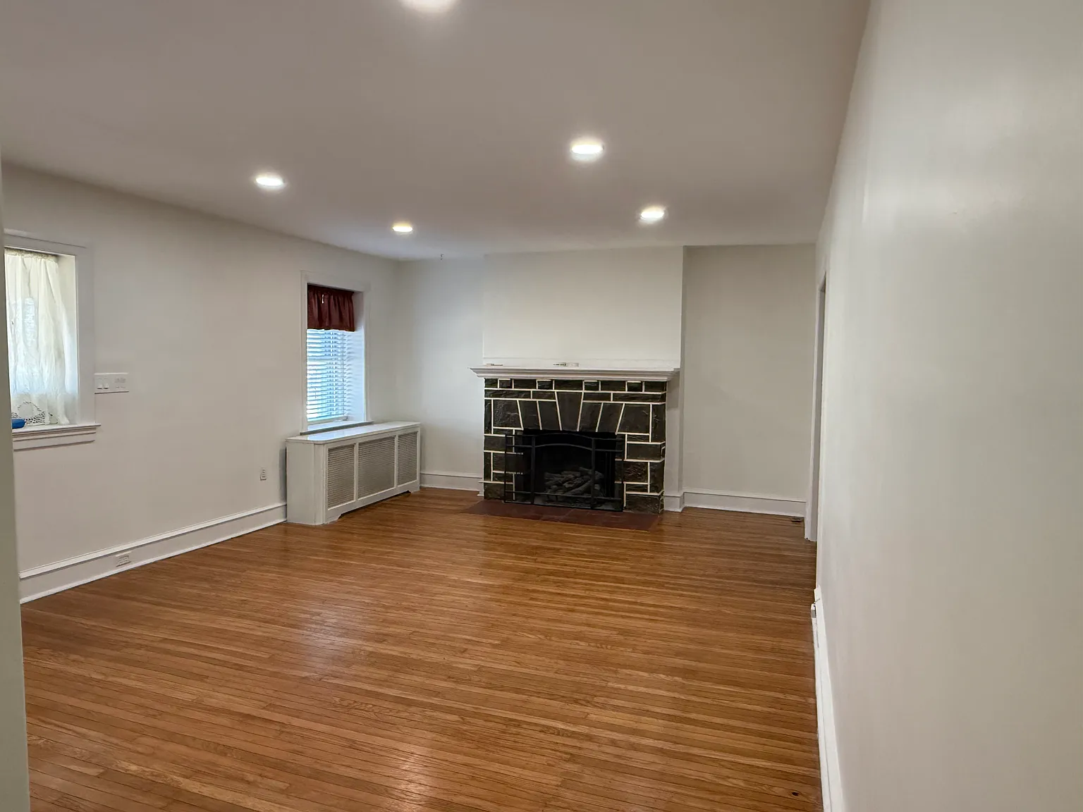 3 bed, 1.5 bath, 1594 sqft, $2,800 — Photo 3