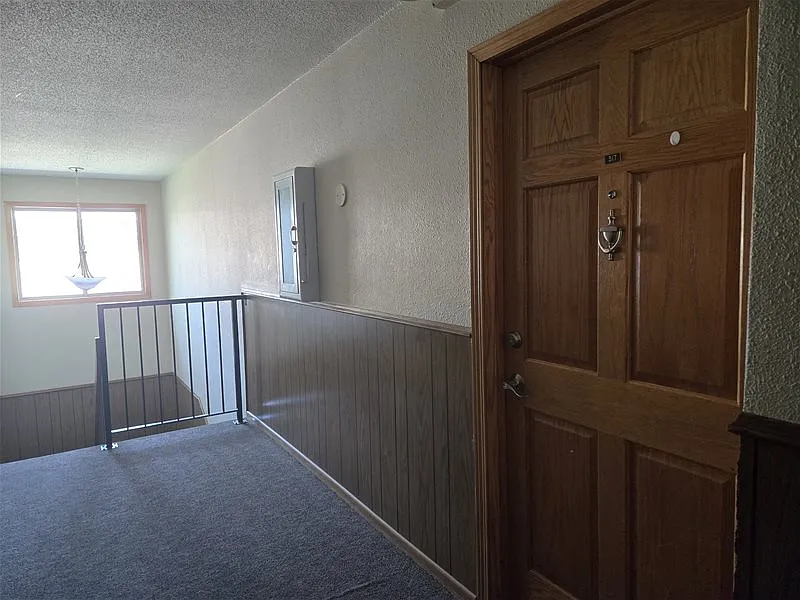 2 bed, 1.0 bath, 946 sqft, $1,025 — Photo 2