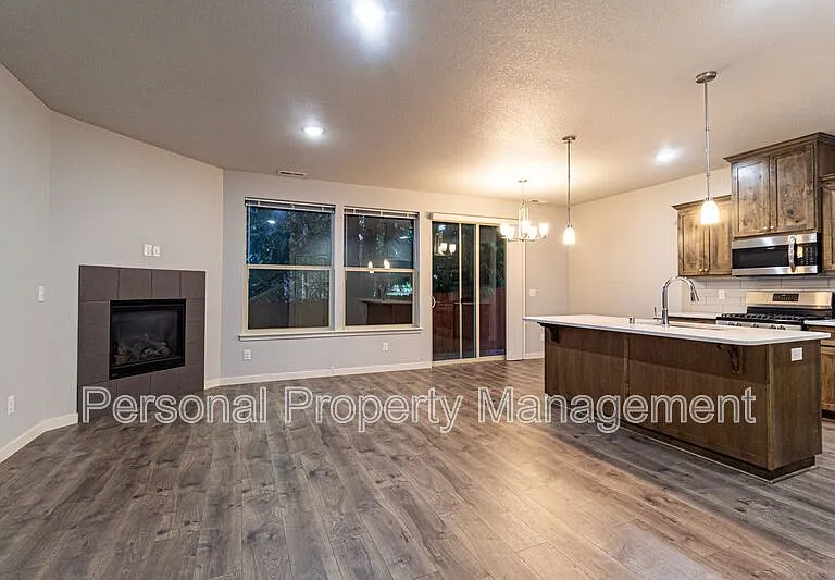 3544 NE 61st Way — Photo 2