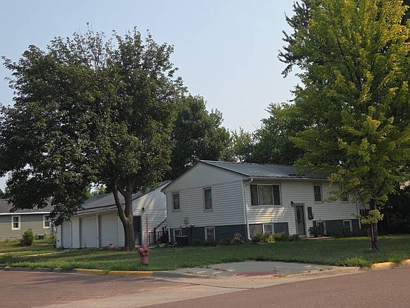 3rd image of 400 E 2nd St