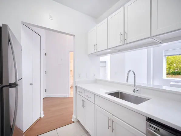 160 Riverside Boulevard image 6 of 11