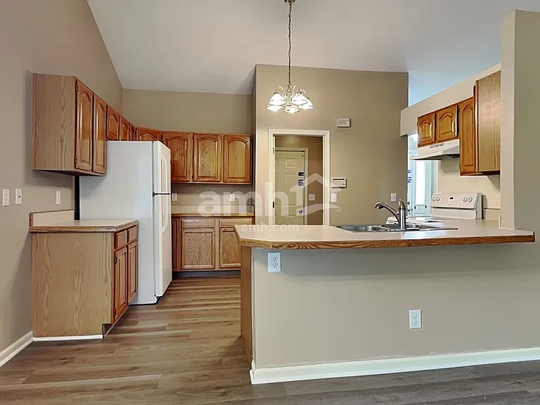 132 Warner Dr — Photo 4