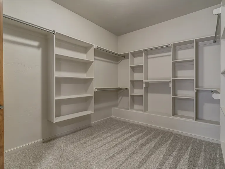 22525 Lindy Ter — Photo 49