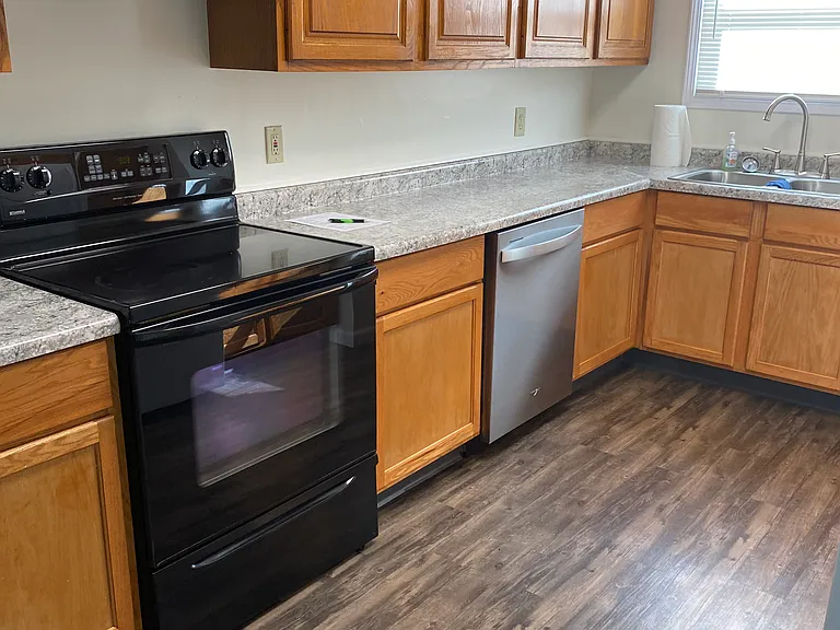 97 Lakeview Blvd — Photo 2