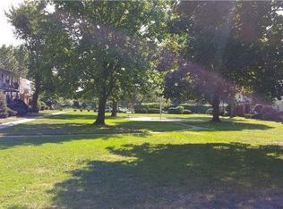 1 Hemlock Dr #F, Bay Shore, NY 11706