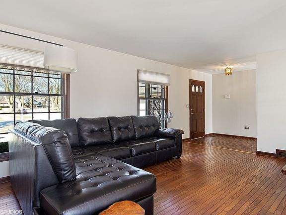 3rd image of 3027 N Wilshire Ln