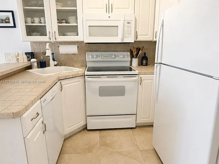 2924 Collins Ave #404 — Photo 3