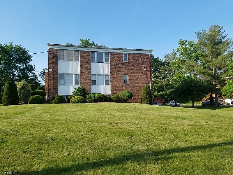 2nd image of 9 Stanford Dr APT 1B