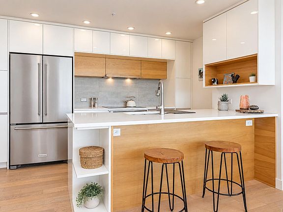 2nd image of 989 Johnson St #1413