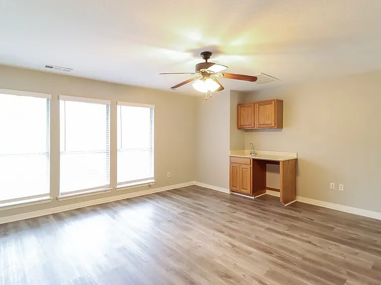 703 Biscayne Dr — Photo 9