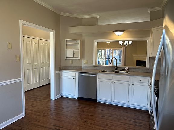 4th image of 916 S Lake Cir
