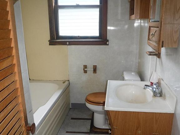 5th image of 548 Catherine St