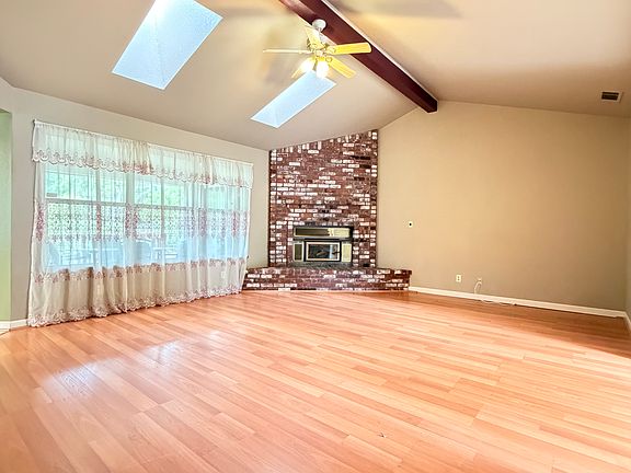 4th image of 3764 Millbrae Rd